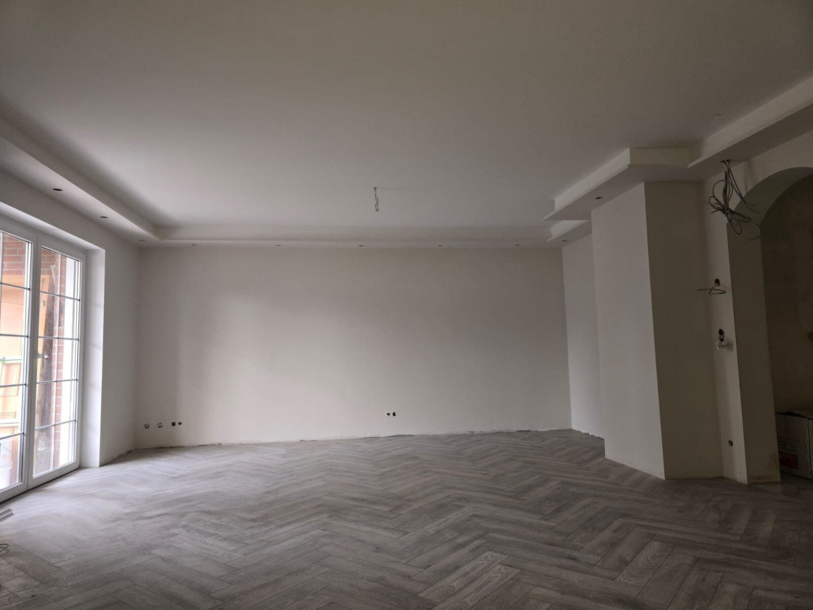 Berliner Gründerzeitfassade in Sanierung: eine Hälfte fertig, eine Hälfte eingerüstet