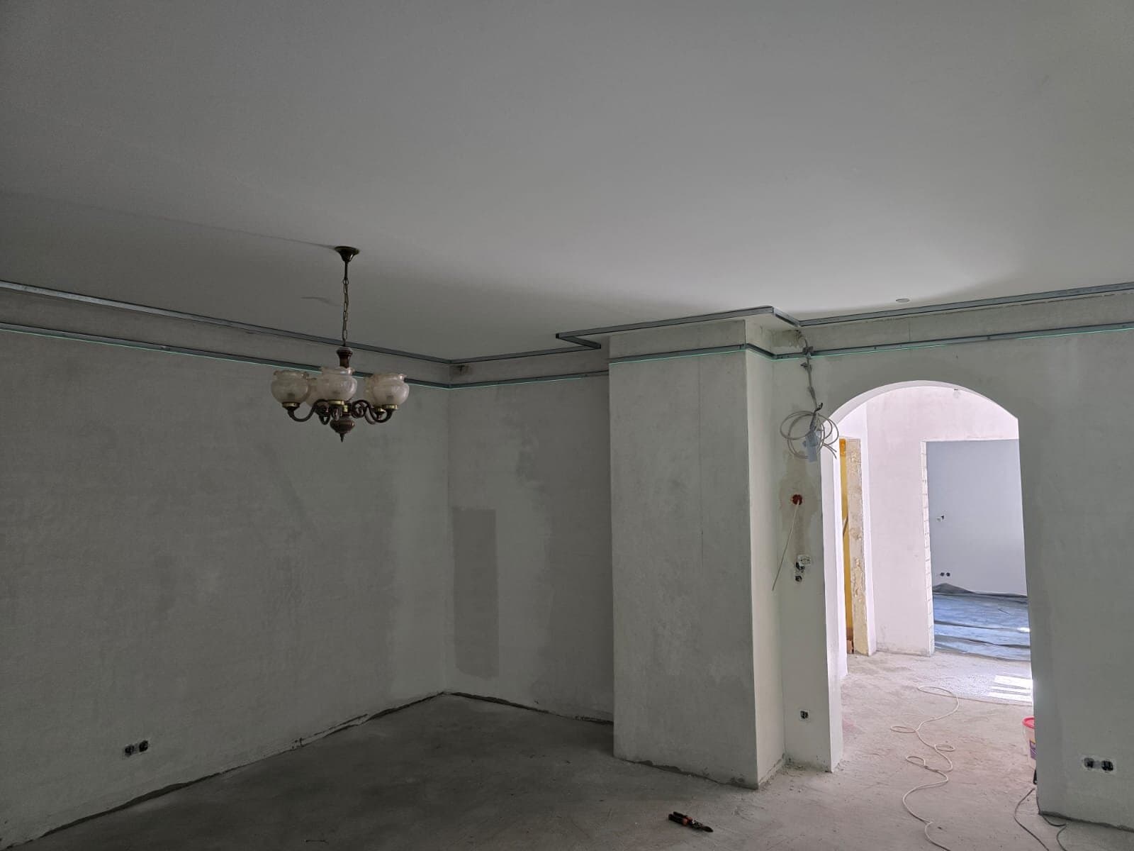 Berliner Hofsituation im Bestand: eine Fassade frisch saniert, die benachbarte noch im Altzustand